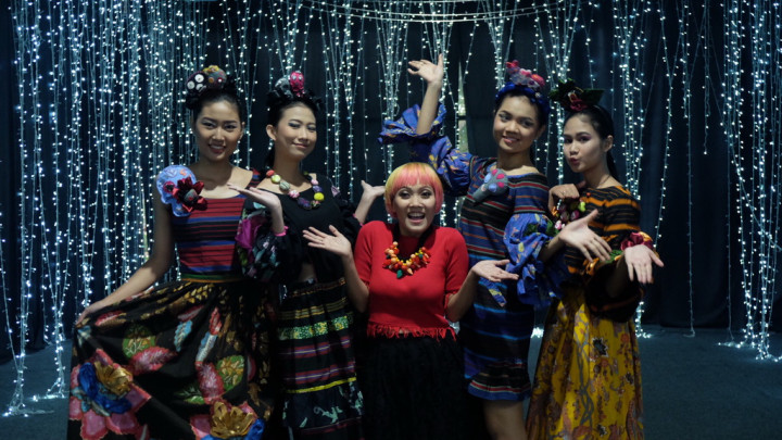 Meriahkan Pagelaran Busana, Lenny Agustin Undang Aming sebagai Model