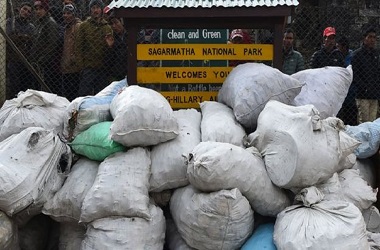 Sampah Seberat 100 Ton Diangkut dari Gunung Everest