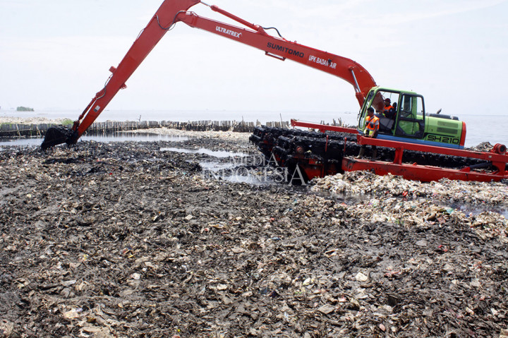 Pembersihan Lautan Sampah di Muara Angke