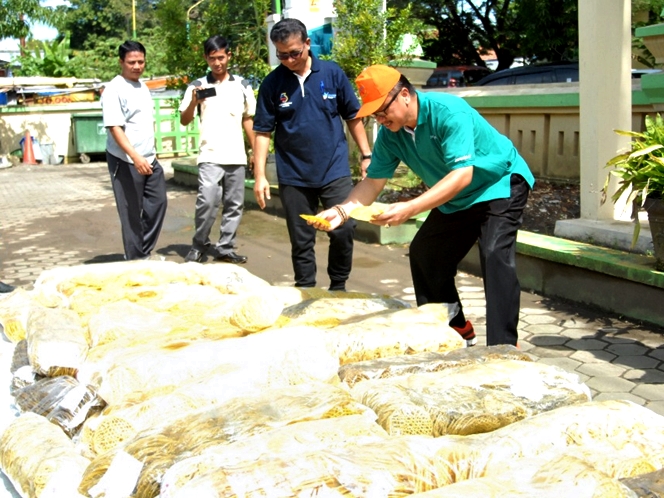 Sekda Kabupaten Tegal Widodo Joko Mulyono didampingi Kepala Dinkes Kabupaten Tegal Hendadi Setiaji membakar kerupuk mie yang mengandung auramin di halaman kantor Dinkes setempat. Foto: Medcom.id/Kuntoro Tayubi