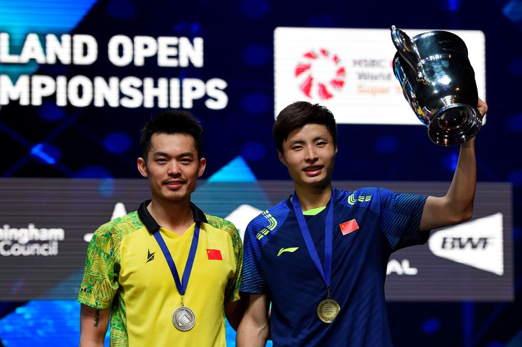 Shi Yuqi (kanan) bersama Lin Dan. (Foto: AFP/Paul Ellis)