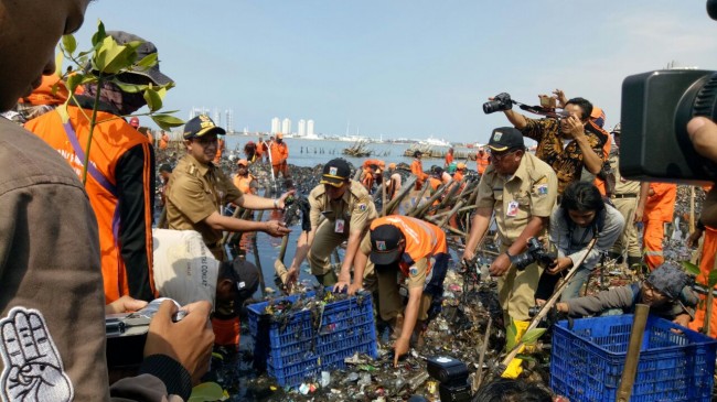Anies Targetkan Pembersihan Muara Angke Satu Minggu