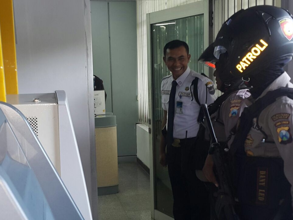  Sejumlah anggota Raimas Sat Sabhara Polrestabes Surabaya jaga ketat mesin ATM di Surabaya. Foto: Medcom.id/Amaluddin