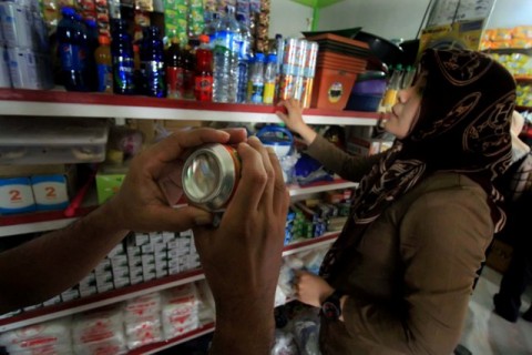 Petugas memeriksa produk kedaluwarsa. Foto: Antara/Rahmad