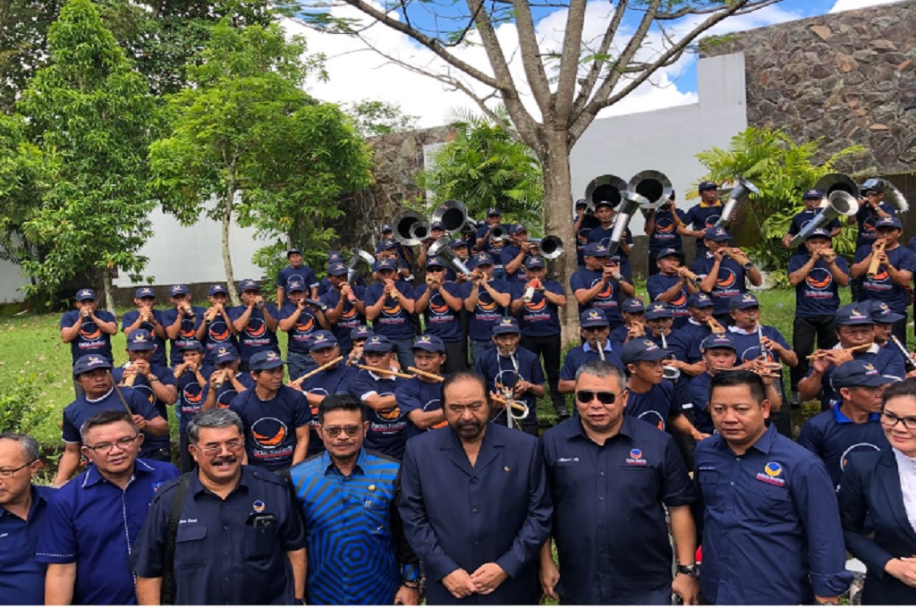 Ketua Umum Partai NasDem (tengah) berfoto bersama Gubernur Sulsel dan petinggi partai di Manado, Rabu, 21 Maret 2018, dok: istimewa