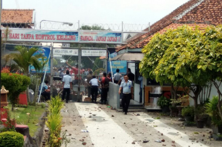 Lapas Cirebon Rusuh Gara-gara Razia HP