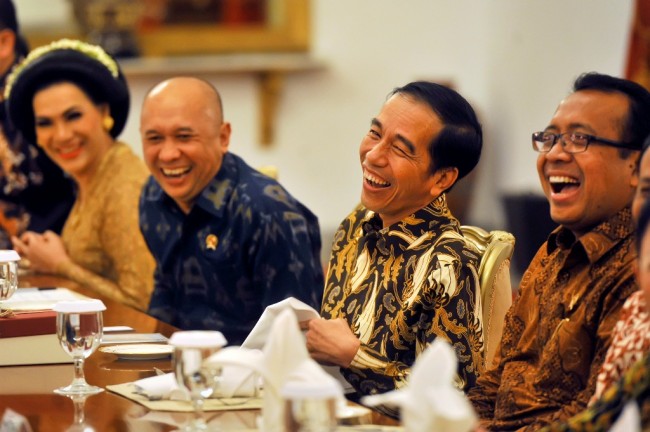 Jokowi Tertawa Indonesia Disebut Bubar di 2030