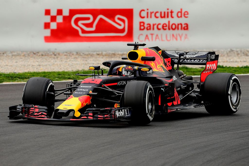 Max Verstappen mengendarai mobil tim Red Bull Racing. (AFP PHOTO / Josep LAGO)