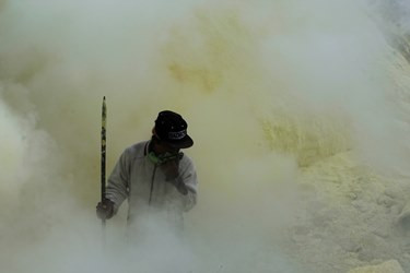 Mengeluarkan Gas Beracun, Kawah Ijen Ditutup Sementara