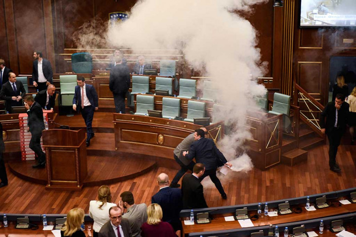 Sidang Parlemen Kosovo Diwarnai Serangan Gas Air Mata