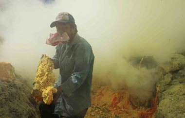 Puluhan Warga Keracunan Gas Gunung Kawah Ijen