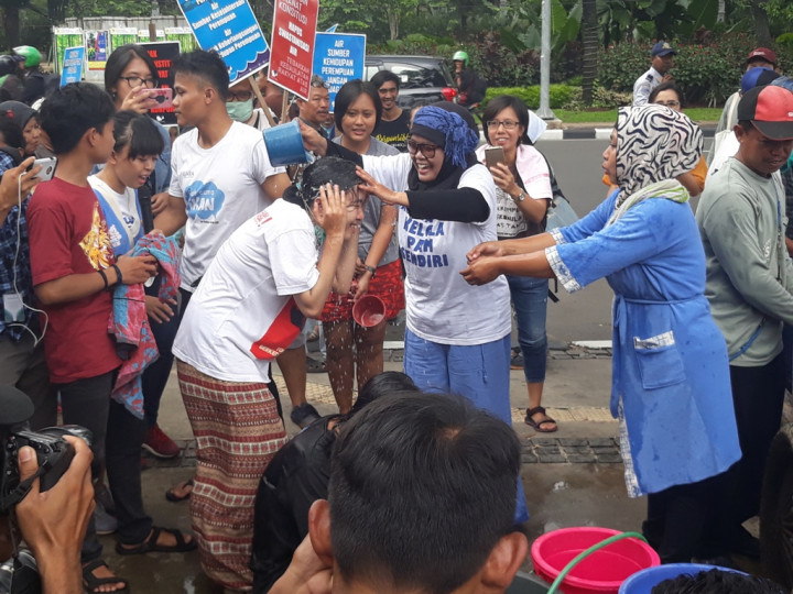 Koalisi Penolak Swastanisasi Air Mandi di Balai Kota Jakarta