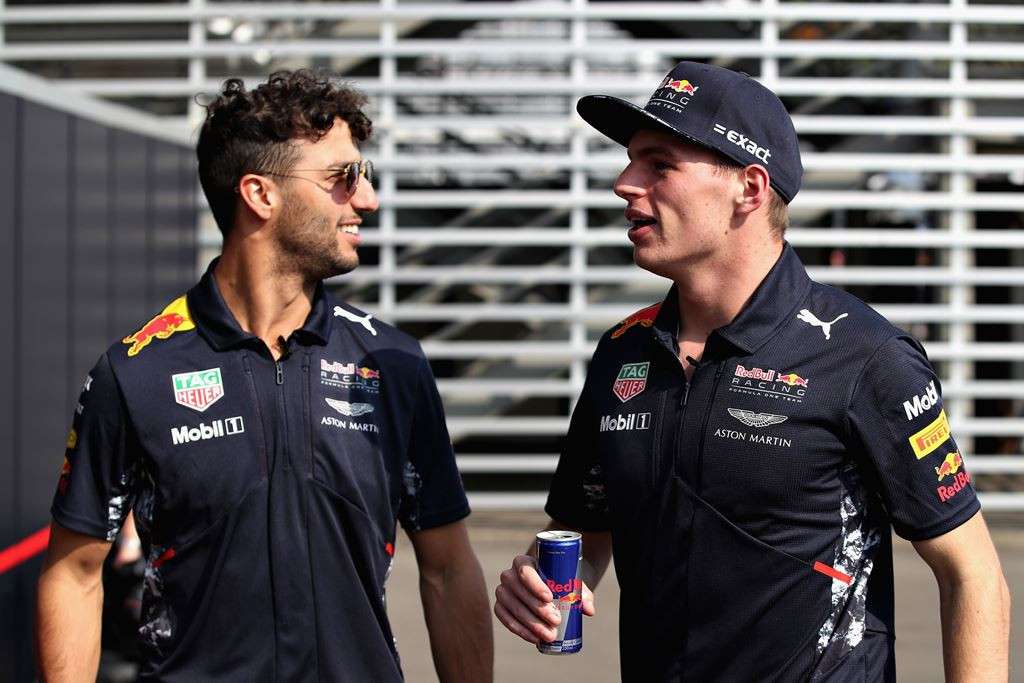 Daniel Ricciardo (kiri) dan Max Verstappen (kanan). (Foto: AFP/Clive Mason)