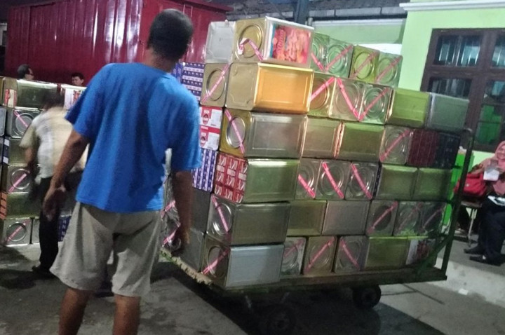 Ribuan Kemasan Makanan di Kudus Disita