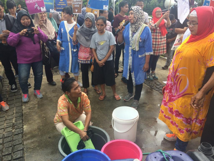 Puluhan Orang 'Mandi dan Nyuci' di Depan Balai Kota