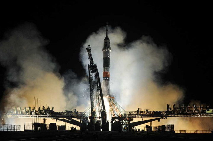 Tiga Astronaut Meluncur ke Luar Angkasa