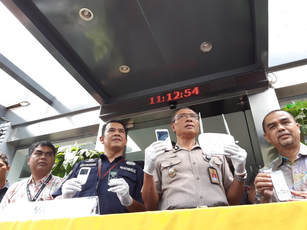 Polisi menunjukan barang bukti yang disita dari kasus pembobolan rekening bank milik Staf Asistensi Badan Pengawas Pemilu (Bawaslu) DKI Jakarta, Andi Maulana. Foto: Medcom.id/ Dhaifurrakhman Abas.