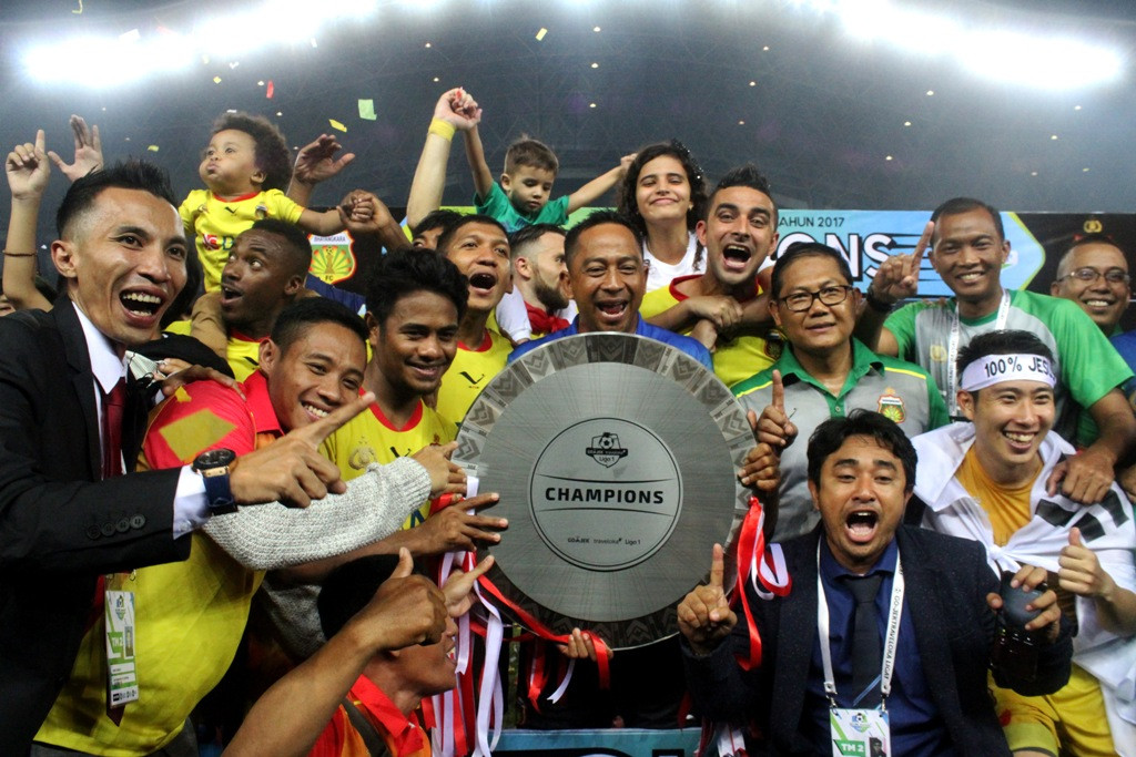 Para pemain Bhayangkara FC saat merayakan gelar Liga 1 2017 (Foto: ANTARA FOTO/Risky Andrianto)