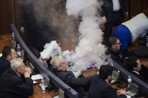 Anggota Parlemen Kosovo Lempar Gas Air Mata Dalam Persidangan