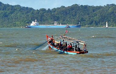 Gelombang Tinggi Siklon Marcus, Nelayan Tetap Melaut