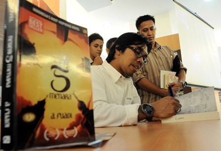 Seni Menulis Penuh Makna