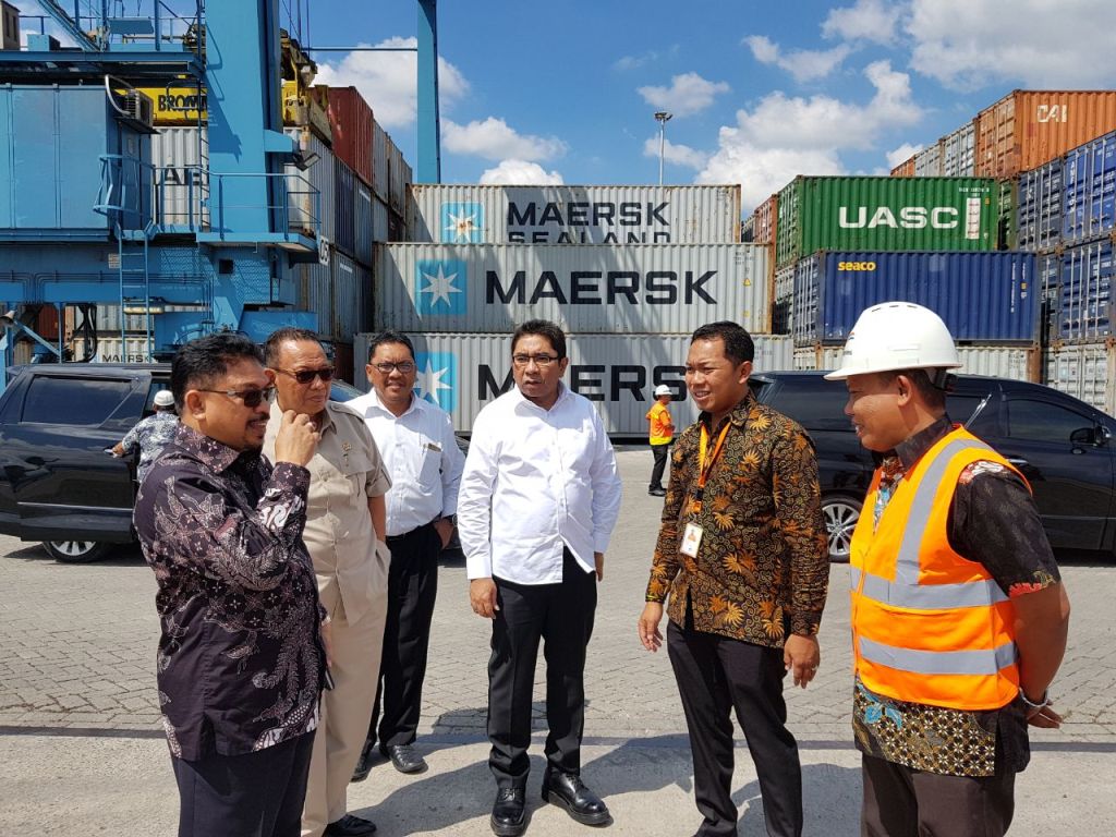 Direktur Utama Pelindo II Elvyn G Masassya (tengah). (FOTO: Dokumentasi Pelindo II)