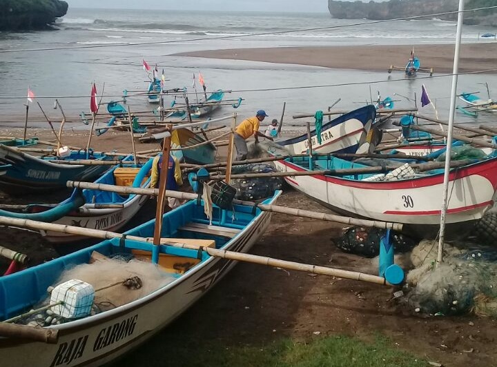 Nelayan Pesisir Cari Ikan di Sungai