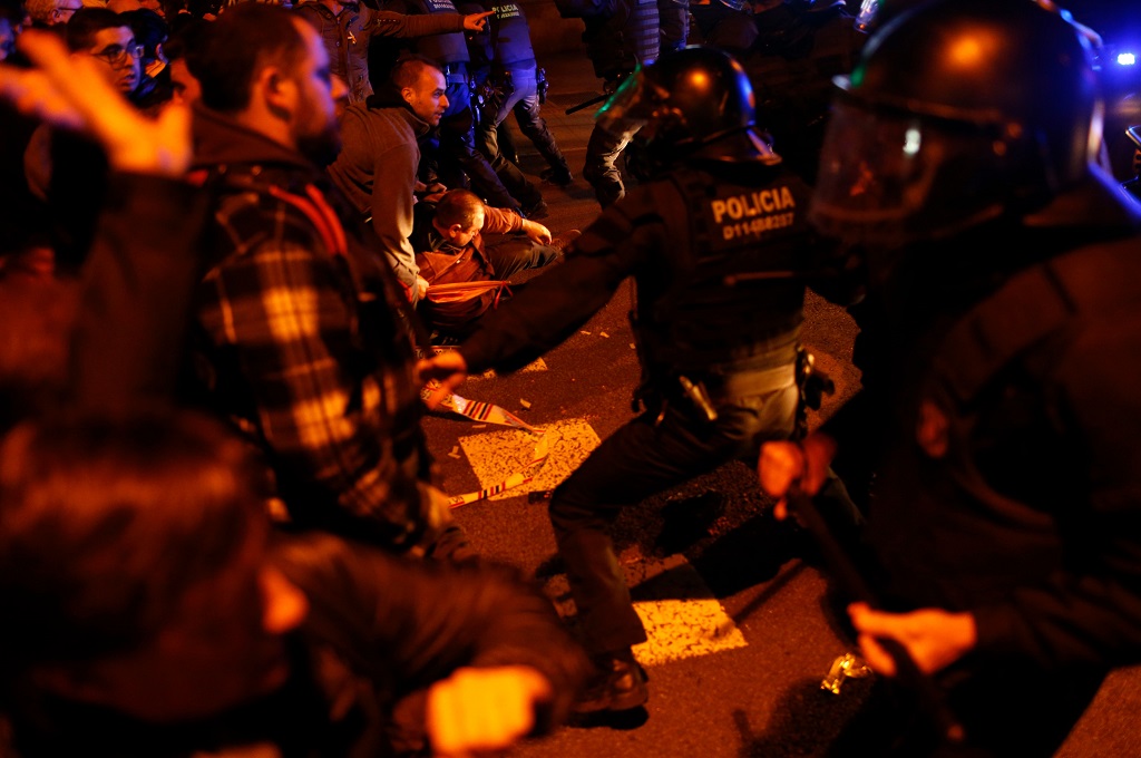 Massa bentrok dengan polisi di Barcelona, Spanyol, 23 Maret 2018. (Foto: AFP/PAU BARRENA)