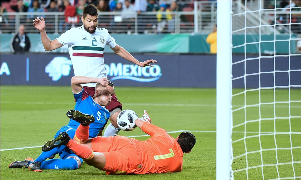 Suasana laga Meksiko kontra Islandia (AFP PHOTO / Frederic J. Brown)