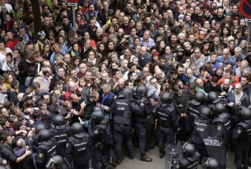 Demonstrasi yang terjadi di Catalonia usai Puigdemont ditangkap di Jerman. (Foto: EPA)