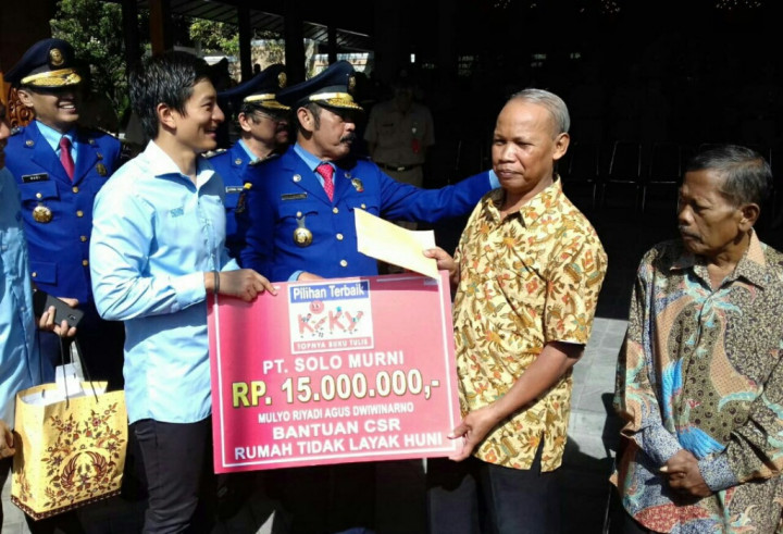 Rio Haryanto Berikan Sumbangan bagi Rumah Tidak Layak Huni di Solo