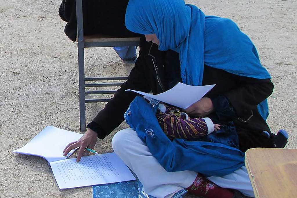 Gendong Bayi, Ibu Muda ini Berjuang Masuk Universitas