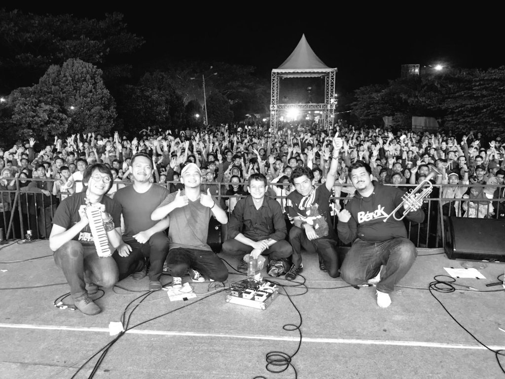 Payung Teduh saat tampil di Malang belum lama ini (Foto: Julian Noor via Twitter @payungteduh)