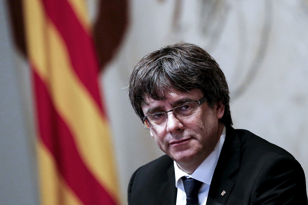 Carles Puigdemont menghadiri pertemuan di Istana Generalitat di Barcelona, Spanyol, 10 Oktober 2017. (Foto: AFP/PAU BARRENA)