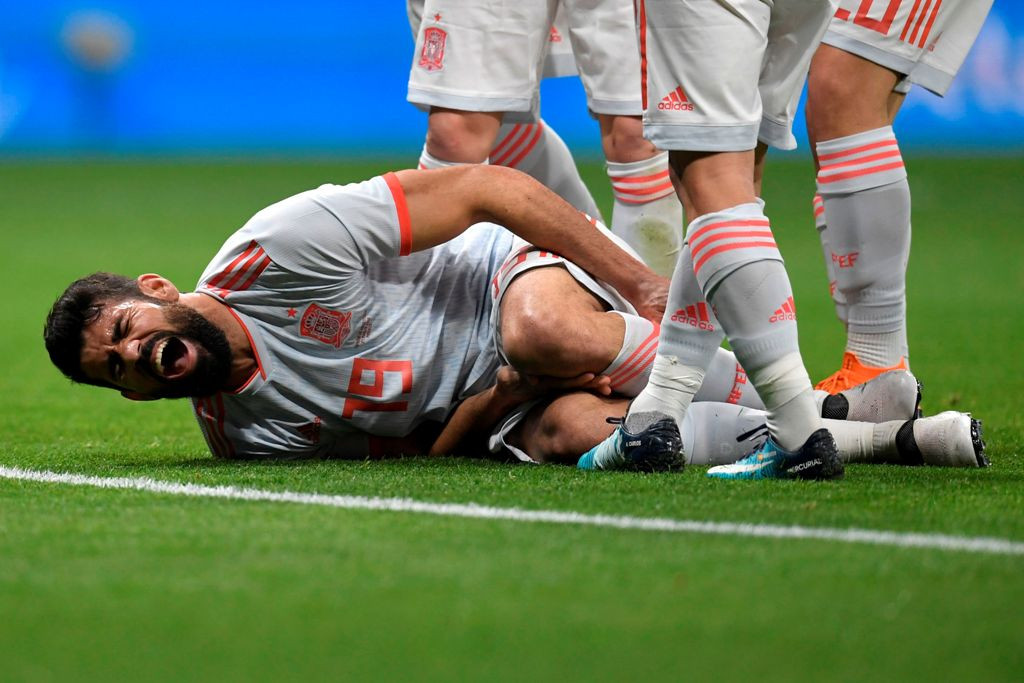 Diego Costa mengerang kesakitan usai berbenturan dengan Sergio Romero sebelum mencetak gol. (Foto: AFP/GABRIEL BOUYS)