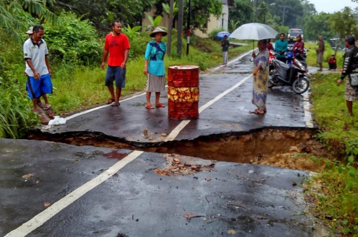 Jalan Putus di Karimunjawa merupakan Akses Penghubung Antardesa