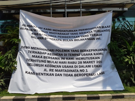 Alexis Minta Maaf Lewat Spanduk