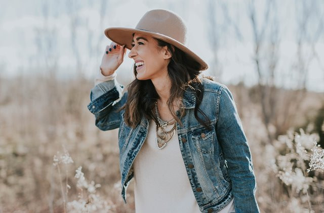 Karisma menjadi salah satu faktor yang membuat orang disukai di lingkungan sosial. (Foto: Brooke Cagle/Unsplash.com)