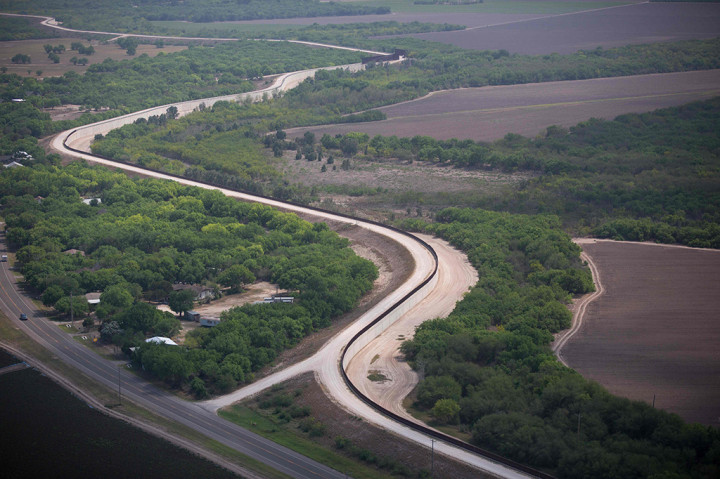 Melihat Benteng Trump di Perbatasan Meksiko