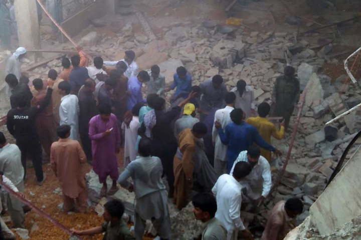 11 Tewas Akibat Atap Sebuah Gudang Runtuh