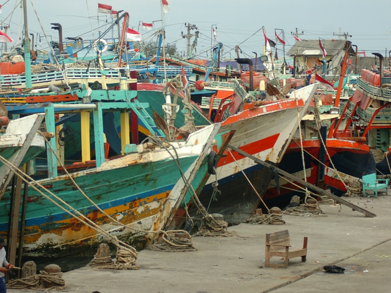 Nelayan berada di samping kapal cantrang saat tidak melaut di Pelabuhan Jongor, Tegal, Jawa Tengah. Foto: Antara/Oky
