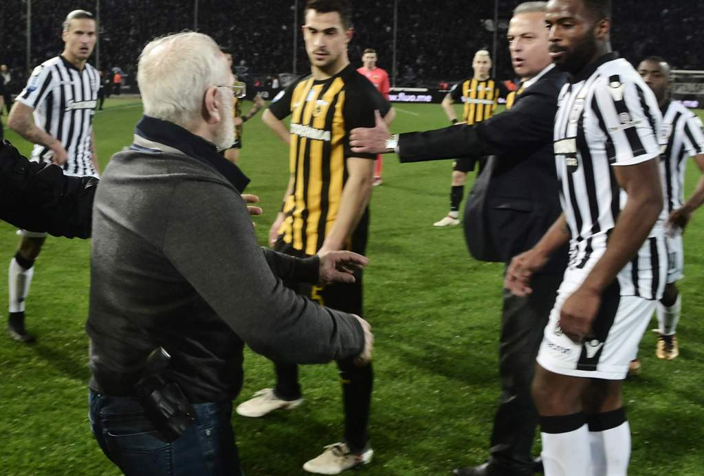 Ivan Savvidis memasuki lapangan saat PAOK FC berhadapan dengan AEK Athens. (Foto: AFP PHOTO / stringer)