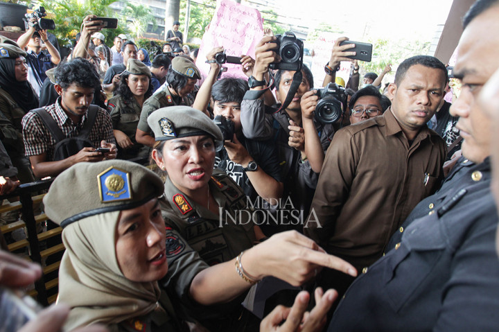 Satpol PP Wanita Dihadang Sekuriti Hotel Alexis