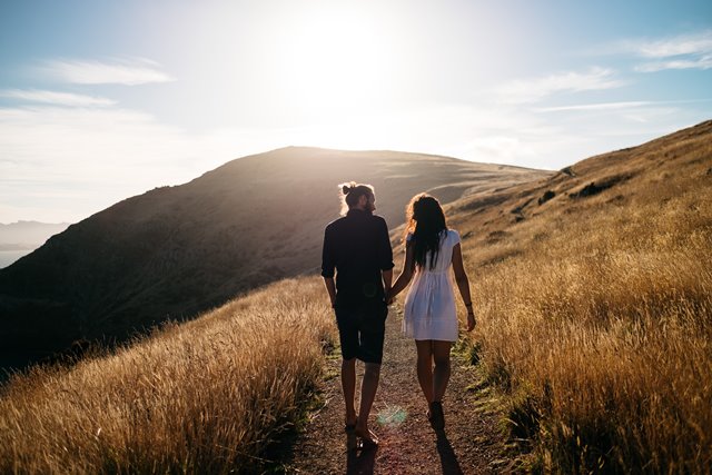 Generasi milenial mengharapkan dan menciptakan hubungan yang didasarkan pada landasan yang kuat dari keintiman sejati dan hubungan yang setara. (Foto: Pablo Heimplatz/Unsplash.com)