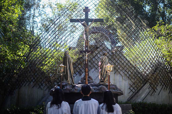 Umat Kristiani Ikuti Prosesi Jalan Salib