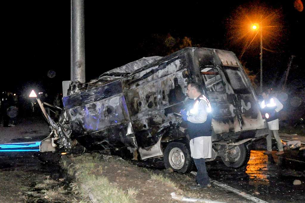 Bus Tabrak Tiang dan Terbakar, 17 Orang Tewas