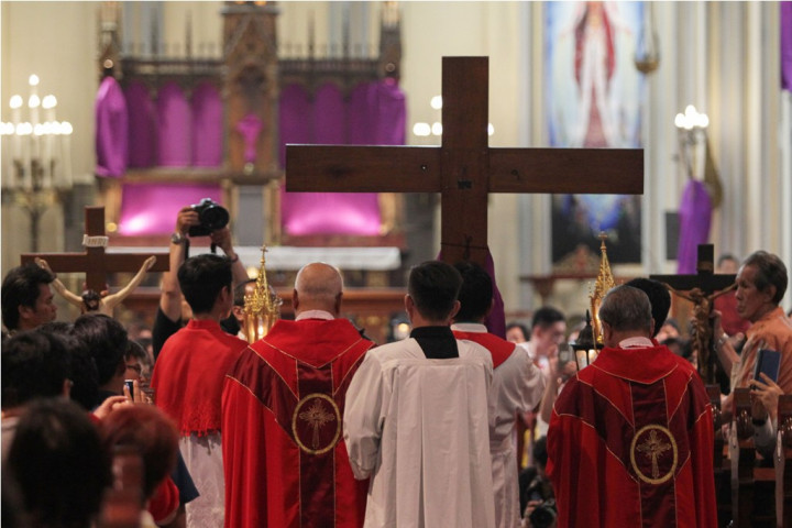 Ribuan Umat Nasrani Peringati Jumat Agung di Gereja Katedral Kristus Raja