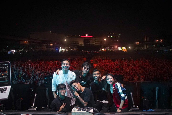 Aksi Weird Genius Jelang Penampilan The Chainsmokers