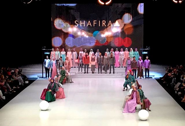 Shafira Tampilkan Koleksi Tenun Sutra Garut di IFW 2018