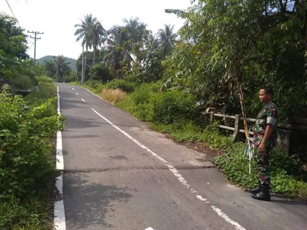 Kondisi jalan penghubung antardesa yang rawan putus di Karimunjawa Kabupaten Jepara, Jawa Tengah, Sabtu, 31 Maret 2018. Foto: Medcom.id/ Rhobi Shani.
